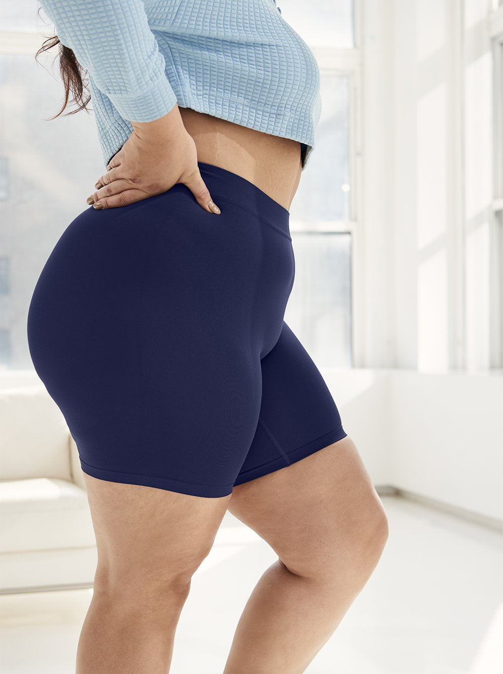 Veronica is wearing The Original in size XL/2XL