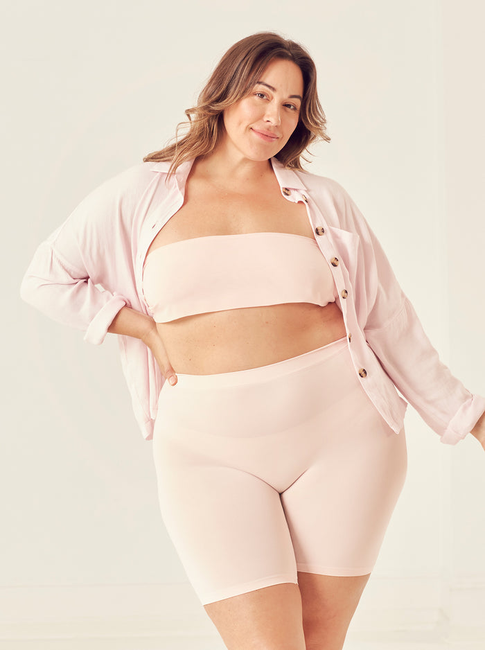 Jennifer is wearing The Cooling in size XL/2XL