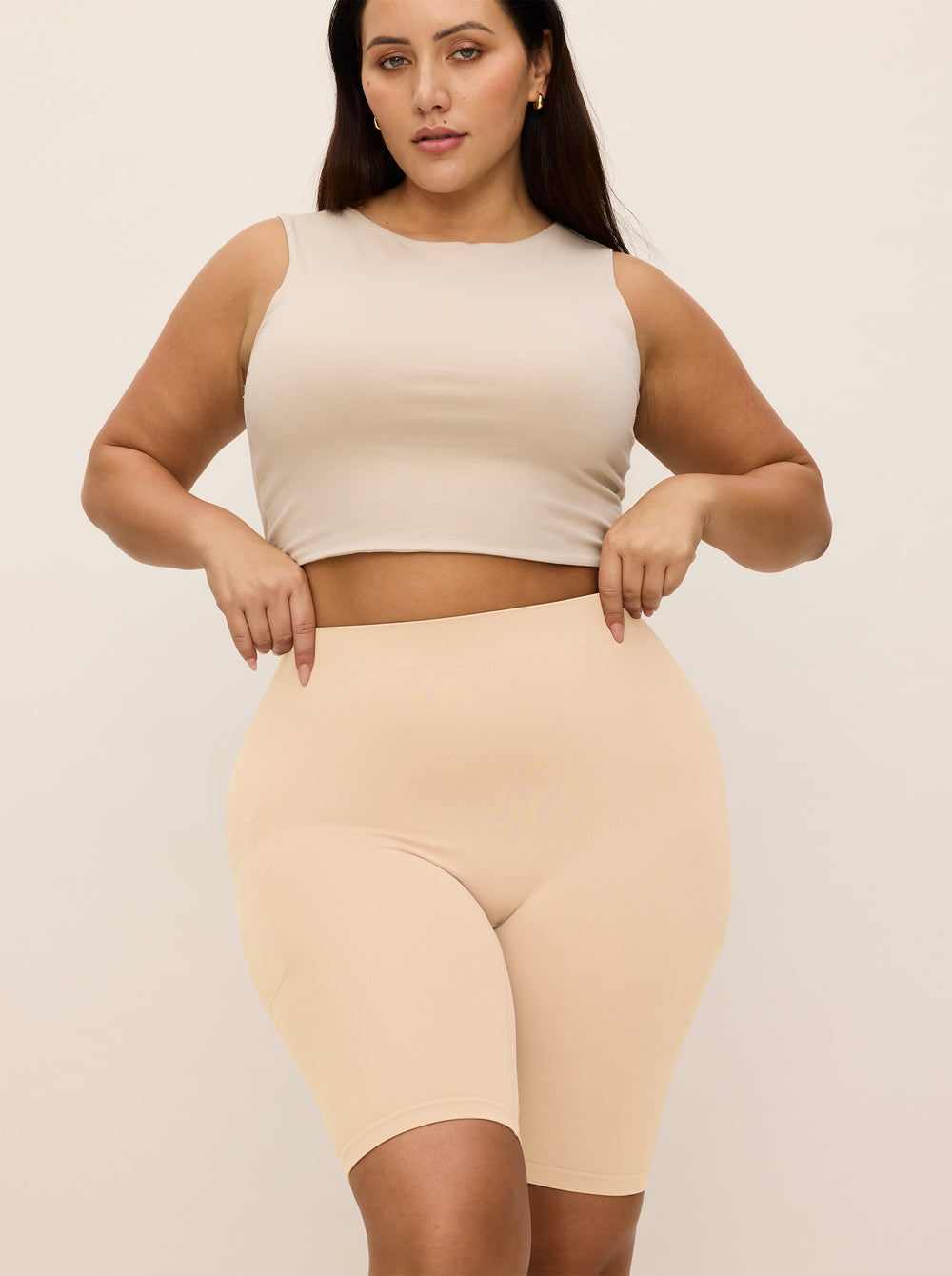 Yasmine is wearing The Cargo in size XL/2XL