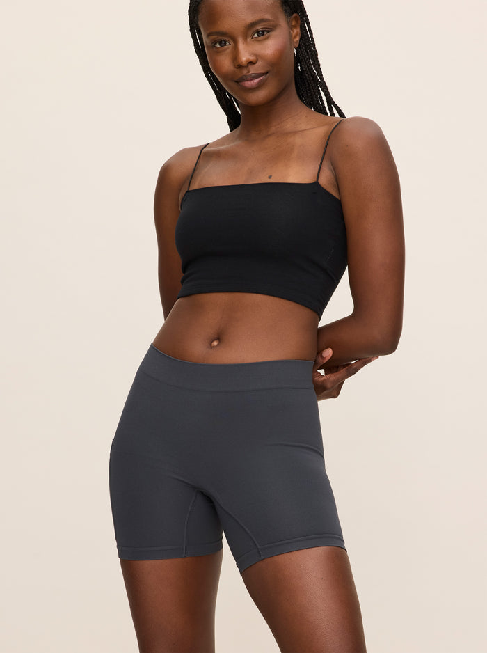 Jessica is wearing The Cargo in size S/M