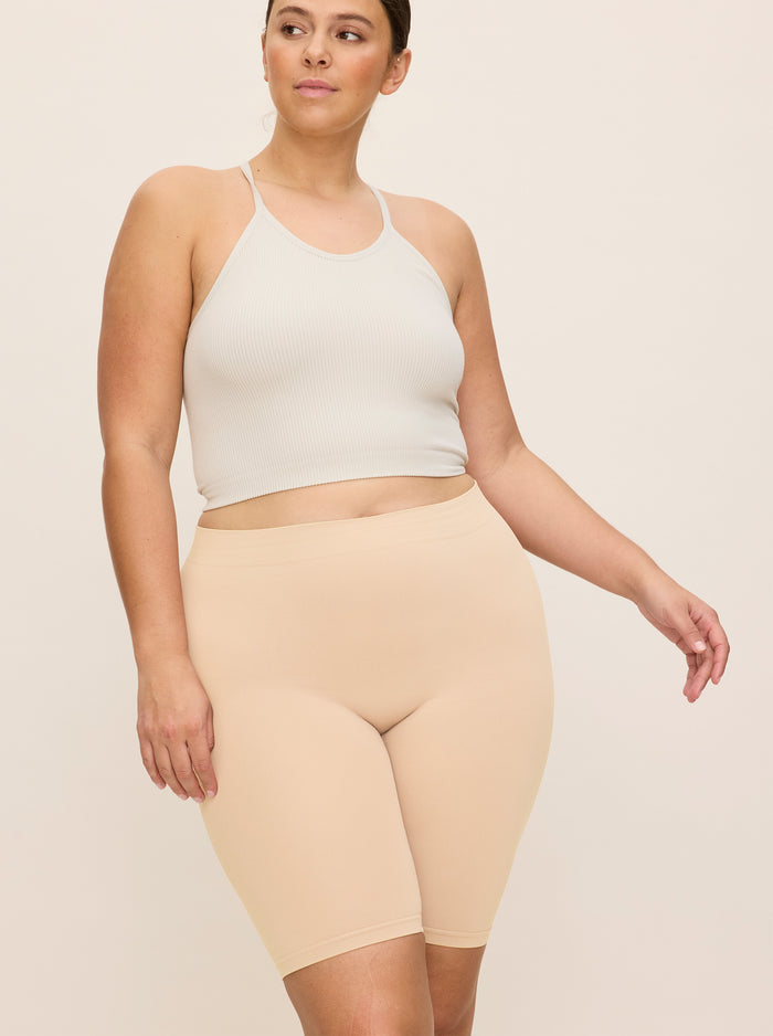 Hannah is wearing The Original in size L/XL