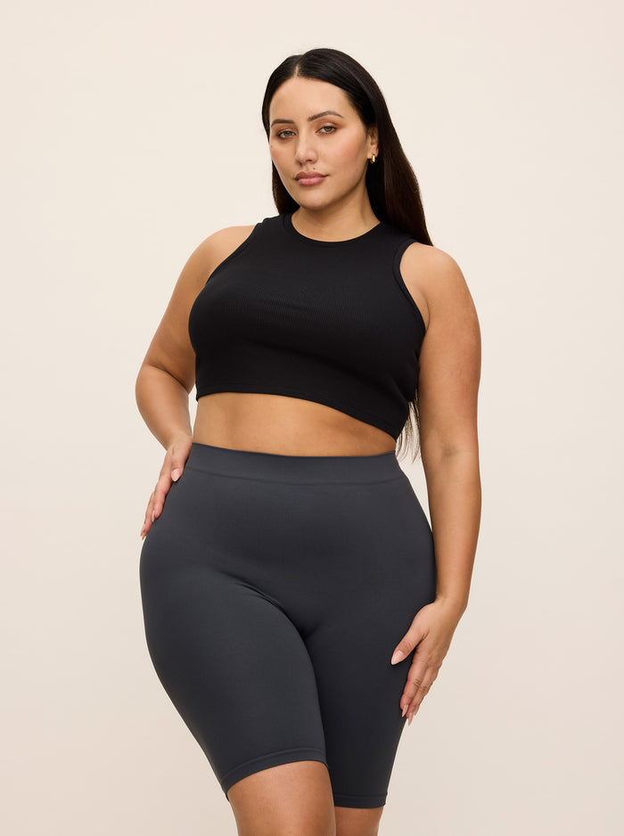 Yasmine is wearing The Original in size XL/2XL