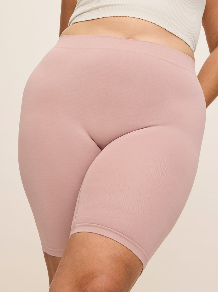 Hannah is wearing The Original in size L/XL